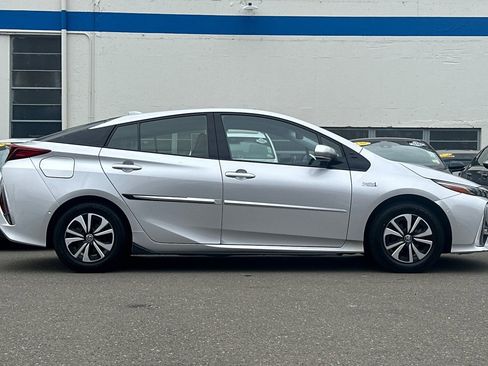 Used 2017 Toyota Prius Prime Advanced image 3