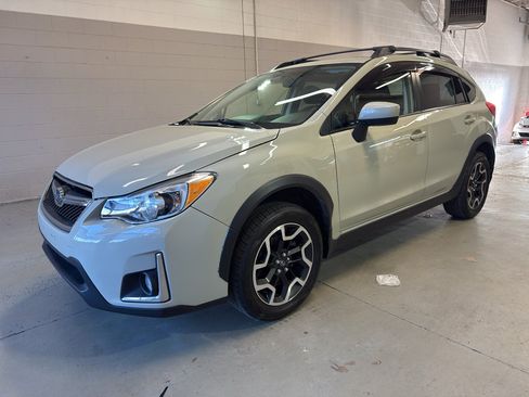 Used 2017 Subaru Crosstrek 2.0i Premium w/ Moonroof Package AWD/4WD image 3