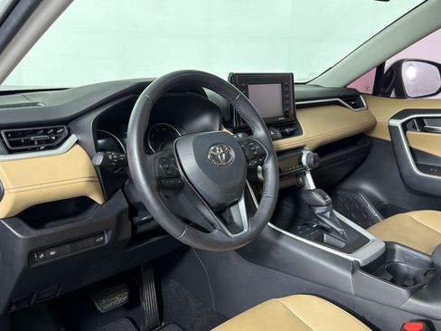Used 2021 Toyota RAV4 XLE Premium FWD image 3