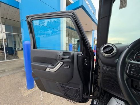 Used 2016 Jeep Wrangler Unlimited Rubicon w/ Dual Top Group AWD/4WD image 20