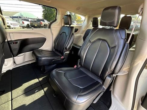 Used 2024 Chrysler Pacifica Touring-L image 26