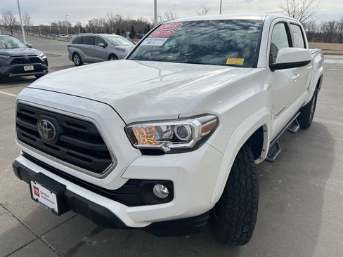 Certified 2018 Toyota Tacoma SR5 image 3