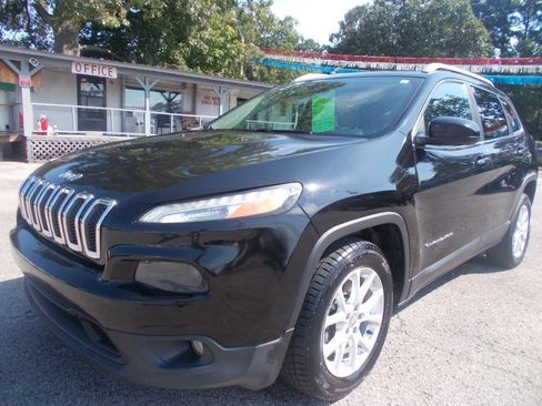 Used 2018 Jeep Cherokee Latitude FWD image 1