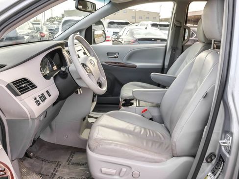Used 2014 Toyota Sienna XLE image 5