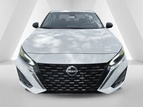 Used 2024 Nissan Altima 2.5 SV FWD image 2