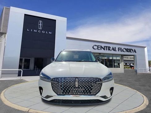Used 2025 Lincoln Aviator 2WD image 8