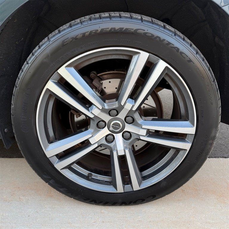 Used 2020 Volvo XC60 T6 Momentum w/ Protection Package Premier AWD/4WD image 5