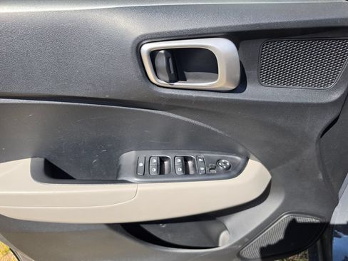 Used 2024 Hyundai Venue SEL FWD image 5