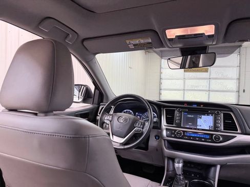 Used 2017 Toyota Highlander XLE AWD/4WD image 27