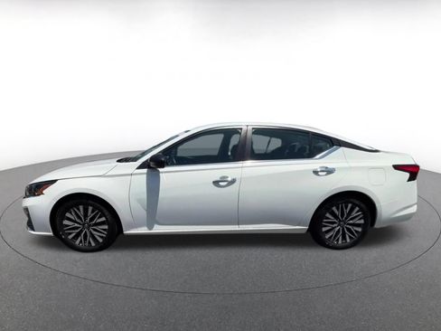 Used 2025 Nissan Altima 2.5 SV FWD image 8