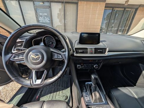 Used 2018 MAZDA MAZDA3 Touring FWD image 11
