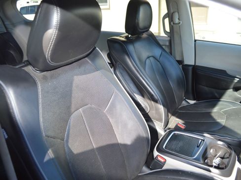 Used 2019 Chrysler Pacifica Limited image 17