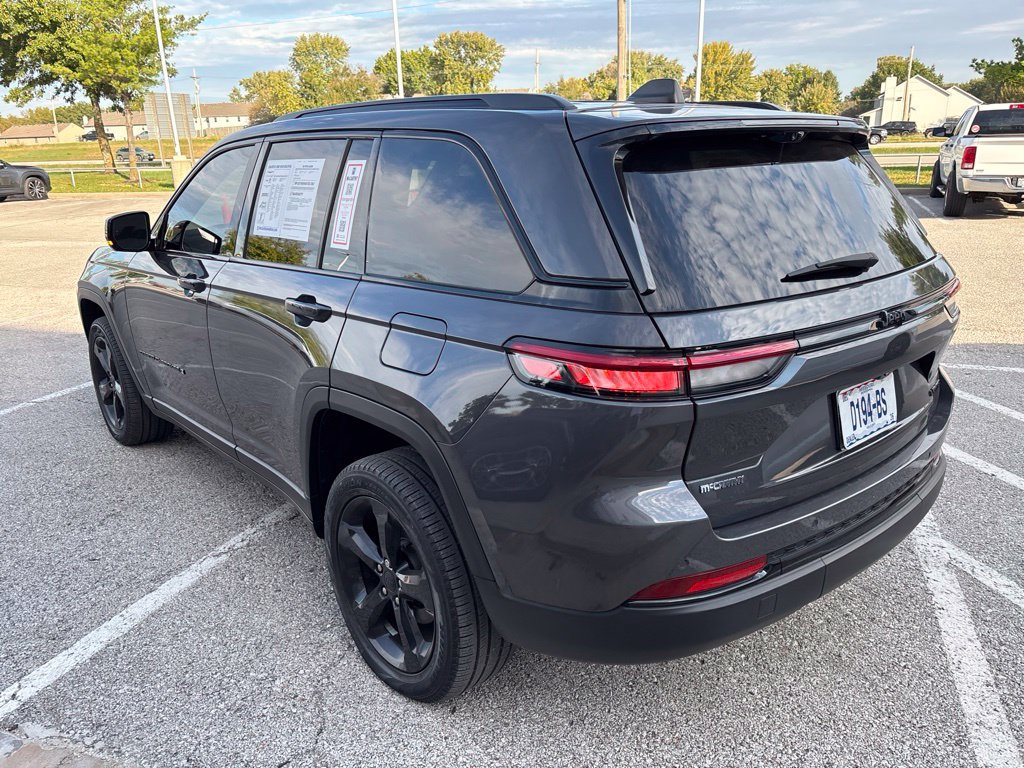 Used 2023 Jeep Grand Cherokee Limited w/ Luxury Tech Group II RWD image 6
