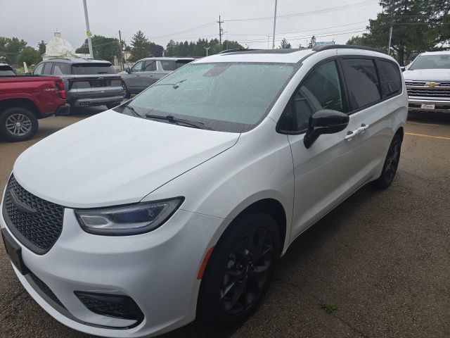 Used 2024 Chrysler Pacifica Limited w/ Uconnect Theater Family Group AWD/4WD image 3