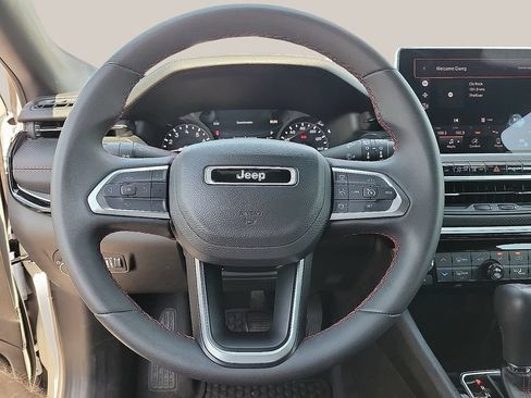 Used 2025 Jeep Compass Trailhawk AWD/4WD image 19