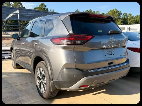 Used 2023 Nissan Rogue SV FWD image 3