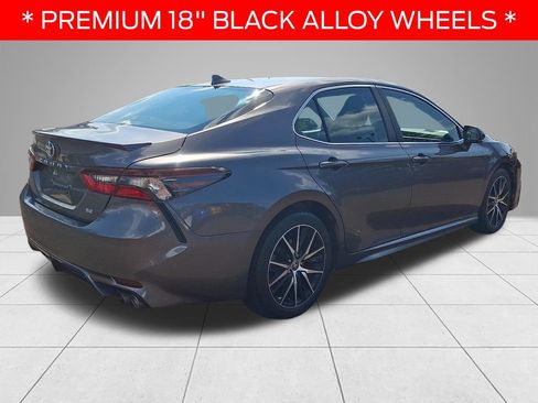 Used 2022 Toyota Camry SE FWD image 4