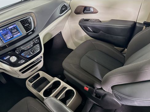 Used 2022 Chrysler Voyager LX FWD image 26