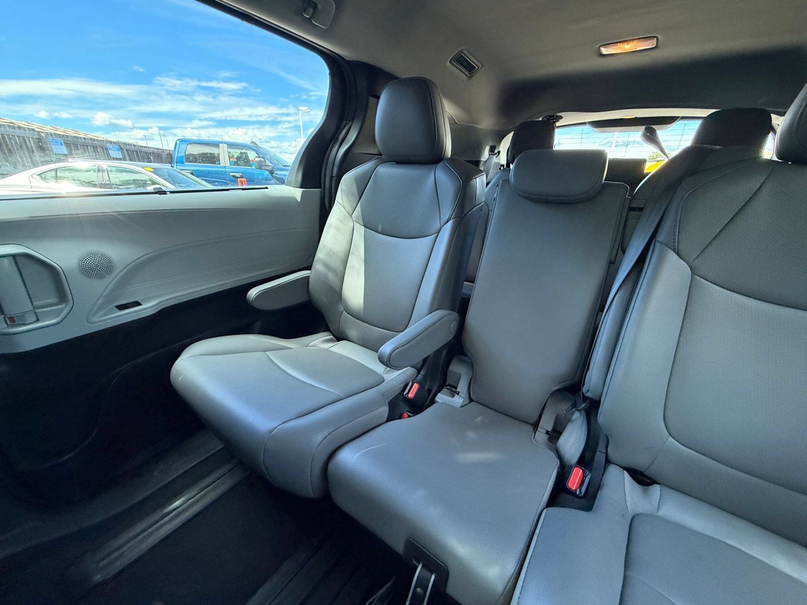Used 2025 Toyota Sienna XLE FWD image 40