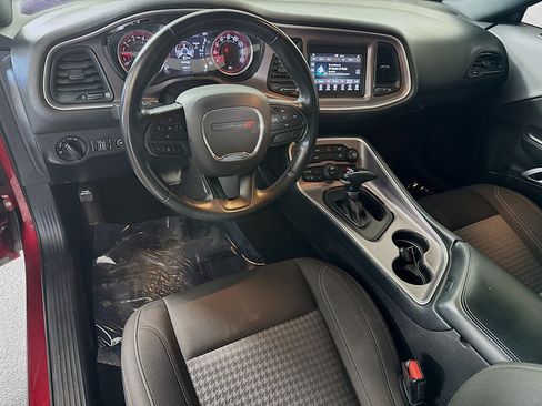 Used 2022 Dodge Challenger SXT RWD image 17