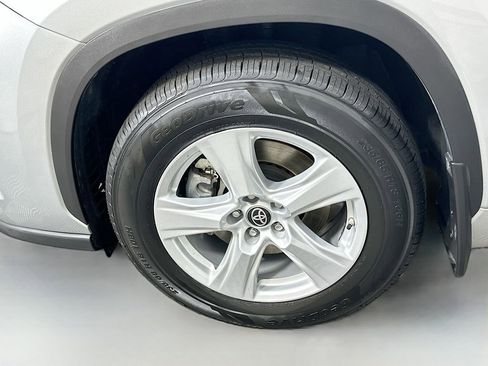 Used 2024 Toyota Highlander LE AWD/4WD image 32