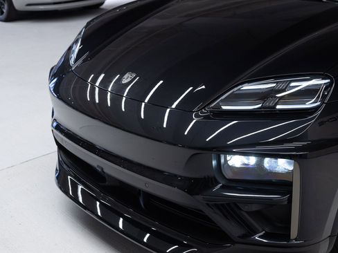 Certified 2025 Porsche Macan Turbo Electric AWD/4WD image 33