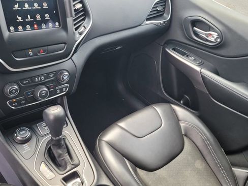 Used 2019 Jeep Cherokee Latitude Plus w/ Cold Weather Group AWD/4WD image 23