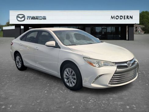 Used 2015 Toyota Camry LE image 3