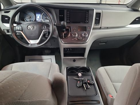 Used 2018 Toyota Sienna LE image 8
