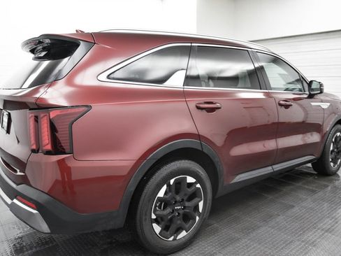 Used 2025 Kia Sorento S image 9