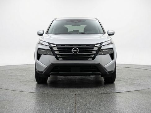 Used 2025 Nissan Rogue SV image 2