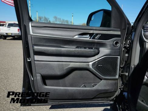 Used 2024 Jeep Wagoneer L Series II w/ Flexible Seating Group image 19