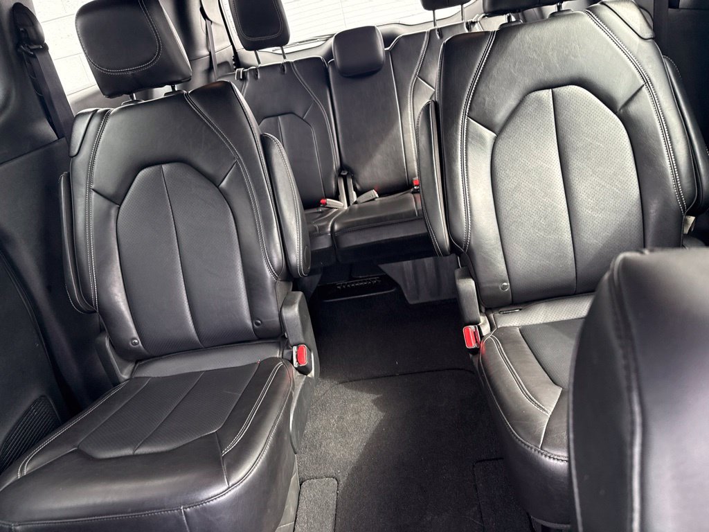 Used 2025 Chrysler Pacifica Select FWD image 12