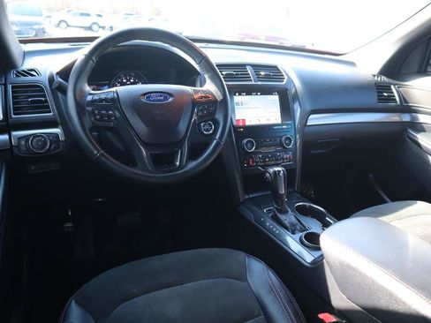 Used 2018 Ford Explorer XLT w/ Equipment Group 202A FWD image 18