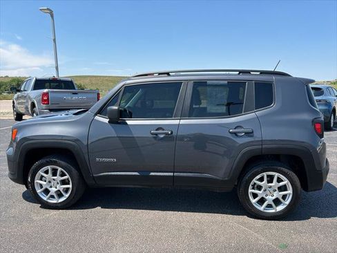 Certified 2022 Jeep Renegade Latitude w/ Convenience Group AWD/4WD image 9