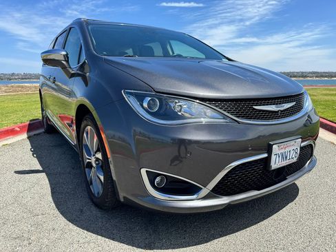 Used 2017 Chrysler Pacifica Limited FWD image 9