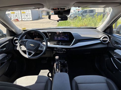 Used 2024 Chevrolet Trax LT w/ LT Convenience Package FWD image 11