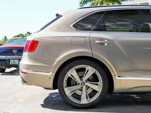 Used 2017 Bentley Bentayga image 10
