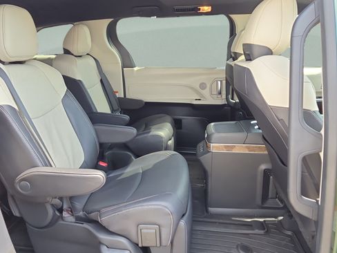 Certified 2025 Toyota Sienna Platinum AWD/4WD image 18