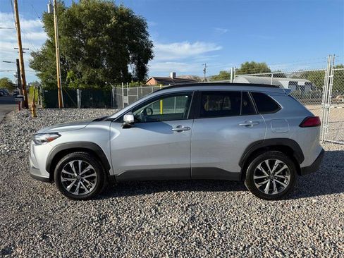 Used 2022 Toyota Corolla Cross XLE image 2