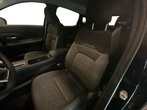 Used 2025 Nissan Kicks SV AWD/4WD image 10