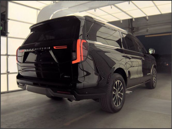 Used 2025 Ford Expedition Max Platinum AWD/4WD image 3