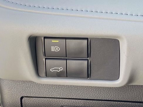 Used 2025 Toyota Highlander XLE image 29