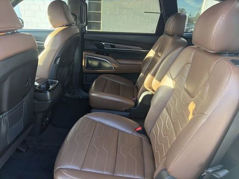 Used 2022 Kia Telluride SX w/ SX Prestige Package image 9