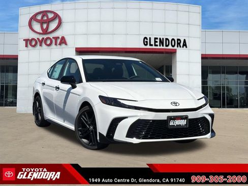 New 2026 Toyota Camry Hybrid FWD image 2