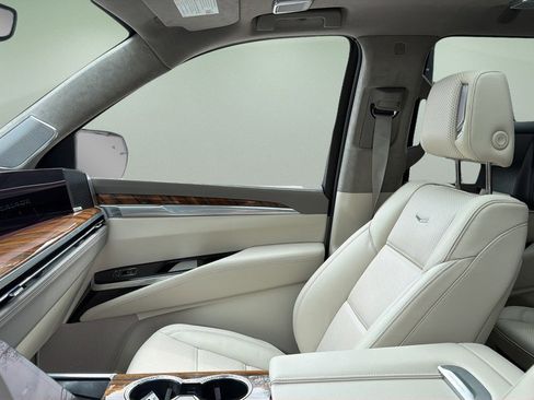 Certified 2025 Cadillac Escalade ESV Premium Luxury Platinum w/ LPO, Floor Liner Package AWD/4WD image 19
