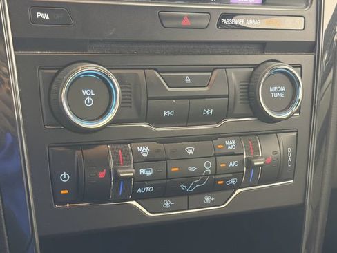Used 2018 Ford Explorer XLT w/ Equipment Group 202A AWD/4WD image 10
