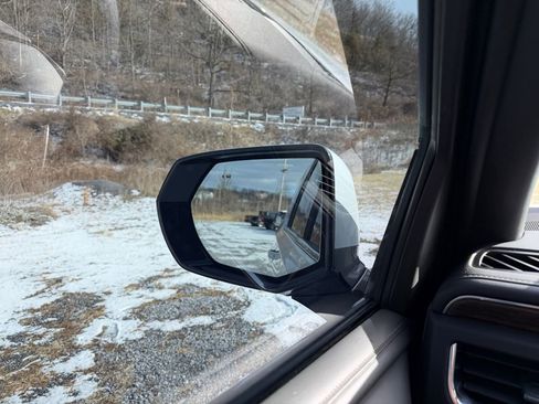 Used 2023 Chevrolet Suburban High Country image 10