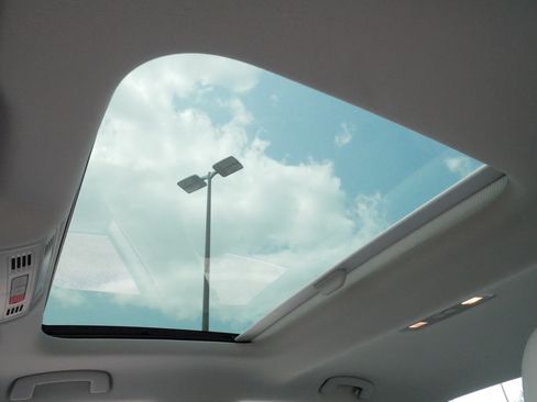 Used 2025 Volkswagen Jetta SE w/ Sunroof Package FWD image 32