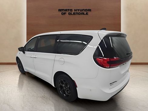 Used 2024 Chrysler Pacifica Limited FWD image 4